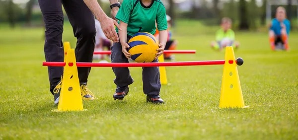 为什么跑垒员在通过垒包时都必须踩到正中央位置以示跑垒规范